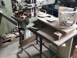une photo d'un établi dans un atelier, sur lequel sont posés de nombreux outils