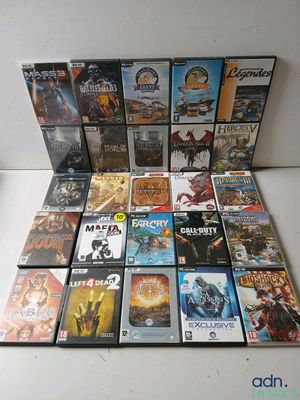 beaucoup de jeux vidéo sur la table ensemble