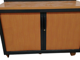 une petite armoire surmontée d'un miroir