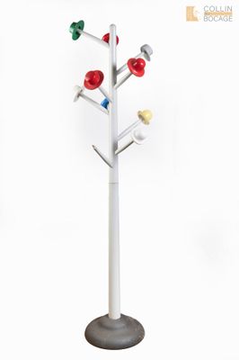 une image représentant un arbre en métal orné de boutons colorés