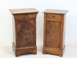 paire de tables de chevet anciennes en noyer, avec tiroirs et portes