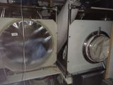 une machine qui se trouve sur une étagère dans une pièce