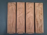 quatre plaques en bois sculptées représentant des femmes et un homme