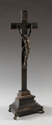 crucifix en bronze représentant Jésus sur la croix, posé sur un socle