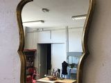 un miroir accroché au mur d'une pièce