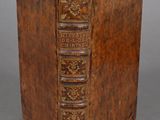 un vieux livre relié en cuir, avec des bordures dorées sur la couverture et les tranches