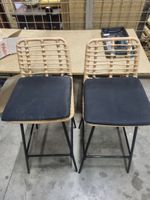 2 chaises hautes en osier piètement métal et galettes noires