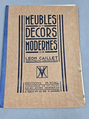 un vieux livre posé sur une table, avec une couverture bleue