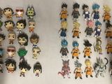 beaucoup de figurines de Dragon Ball sur la table