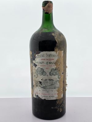 une bouteille de vin posée sur une table