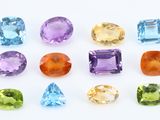 un ensemble de sept pierres précieuses de couleurs différentes sur un fond blanc