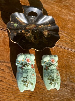une paire de chaussures posée sur une table