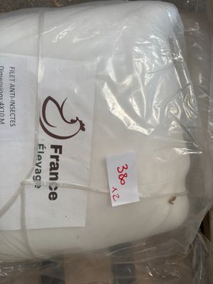 un oreiller blanc emballé dans du plastique, muni d'une étiquette