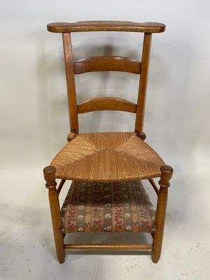 une image représentant une chaise en bois avec une assise et un dossier tressés