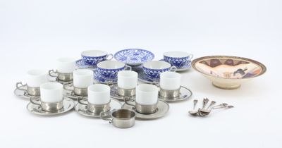 de nombreuses tasses, soucoupes et cuillères sur la table