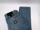 deux paires de jeans bleus posées sur une table blanche