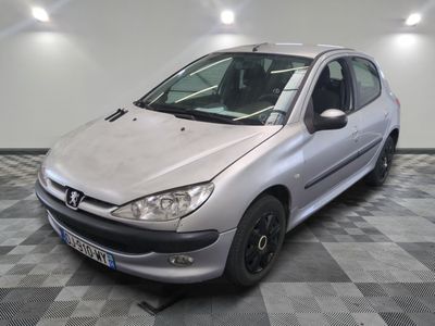 la photo d'une voiture argentée sur un sol en damier