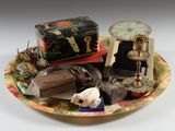 une assiette posée sur une table, sur laquelle se trouvent divers objets