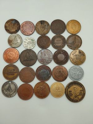 de nombreux types de pièces sur la table