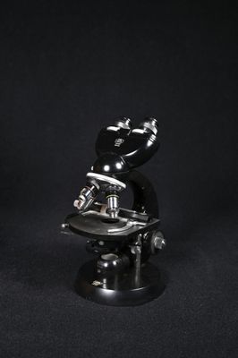 KARL ZEISS GERMANY. Microscope de laboratoire à quatre objec…