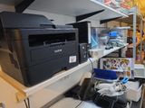 une imprimante posée sur une étagère dans un magasin
