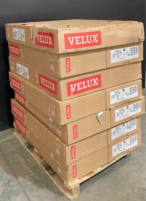 Plusieurs cartons de Veluxx sont empilés sur une palette dans un entrepôt