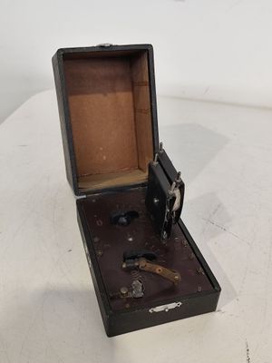 une petite boîte en bois munie d'une serrure, posée sur une table
