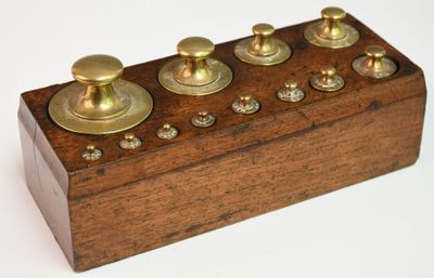 une boîte en bois munie de quatre boutons en laiton