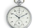 une montre de poche en argent avec des chiffres romains sur le cadran