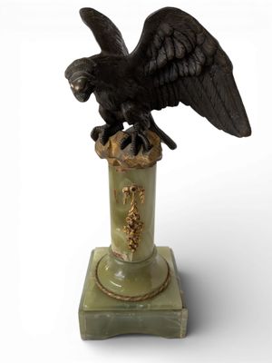 une statue représentant un aigle perché au sommet d'un vase