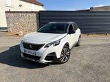 une voiture blanche garée devant une maison