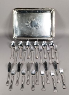 beaucoup de fourchettes et de cuillères sur la table