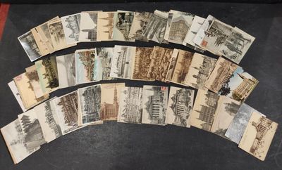 beaucoup de vieilles cartes postales posées sur une table