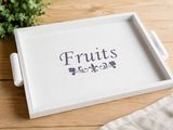 un gros plan d'un plateau garni de fruits posé sur une table