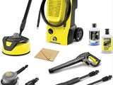 un ensemble de produits d'entretien divers, comprenant notamment un nettoyeur à pression, une brosse de nettoyage et d'autres accessoires de nettoyage