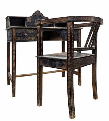 une image représentant un bureau en bois sur lequel est posée une chaise