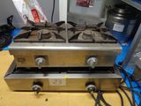 une cuisinière à gaz équipée de deux brûleurs