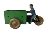 une figurine représentant un homme à vélo avec une boîte à l'arrière