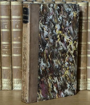 de nombreux livres rangés les uns à côté des autres sur une étagère