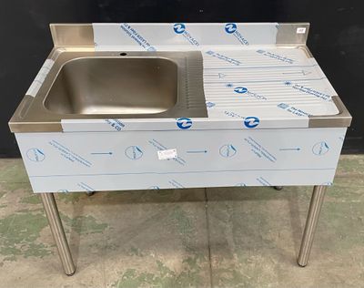 une photo d'un évier en acier inoxydable posé sur une table