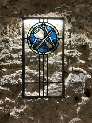 un vitrail au milieu d'un mur de pierre