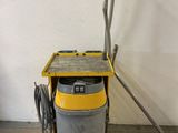 une photo d'un aspirateur jaune et noir dans une pièce