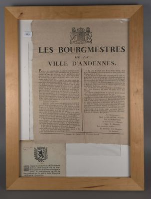 un vieux journal sur lequel figure l'image d'un blason