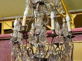 un lustre suspendu au plafond d'une pièce