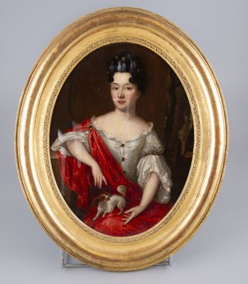 portrait d'une dame en robe blanche avec un châle rouge