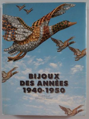 une image représentant un livre sur lequel figure une illustration d'oiseaux volant dans le ciel