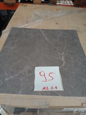 une table sur laquelle est posé un panneau, dans un entrepôt