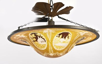 une lampe suspendue au plafond de la pièce