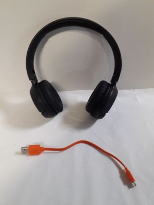 un casque posé sur un drap blanc