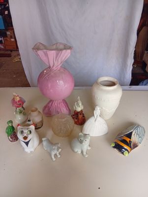 beaucoup de petites figurines qui se trouvent sur la table